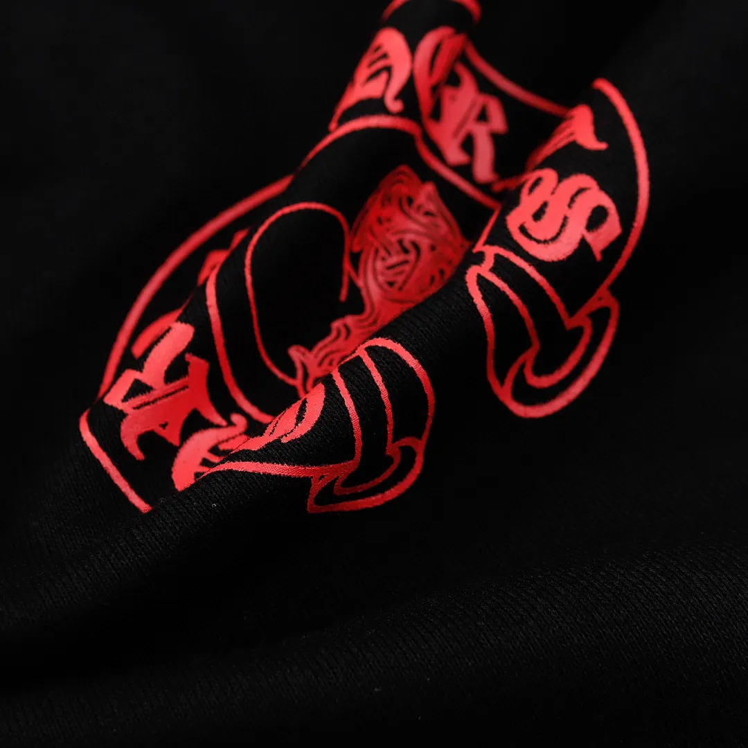 M05—P210 -Chrome Hearts/Chrome Hearts printed sweatshirt cardigan jacket -420 grams of high-density, high-quality wool, soft, delicate and skin-friendly, soft and silky to the touch, warm and skin-friendly -The hardware zipper accessories are all customized and full of details -Colour: black white -Size: S M L XL